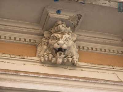 Tra le figure presenti spicca una testa di leone in pietra